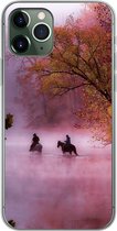 Geschikt voor iPhone 11 Pro hoesje - Paarden - Mist - Bos - Siliconen Telefoonhoesje