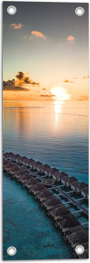 WallClassics - Tuinposter – Rij Vakantiehuisjes op het Water met Ondergaande Zon - 20x60 cm Foto op Tuinposter (wanddecoratie voor buiten en binnen)