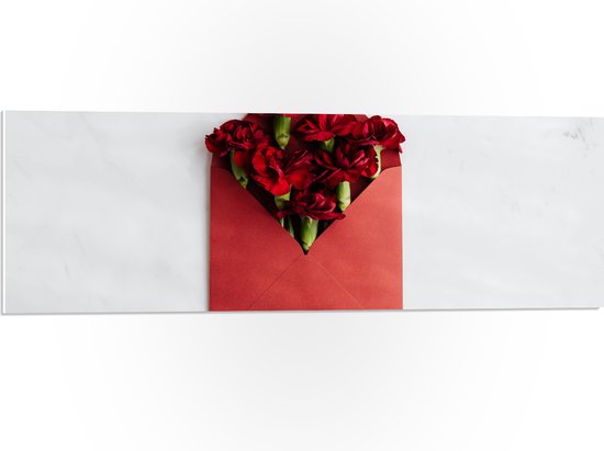 PVC Schuimplaat- Rood Bosje Bloemen in Rode Envelop op Witte Achtergromd - 90x30 cm Foto op PVC Schuimplaat