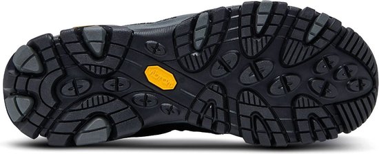 Zool van een zwarte Merrell wandelschoen met grof profiel en Vibram-logo.