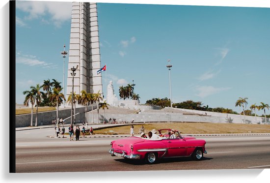 WallClassics - Canvas - Roze Auto bij Gebouw in Cuba - 90x60 cm Foto op Canvas Schilderij (Wanddecoratie op Canvas)