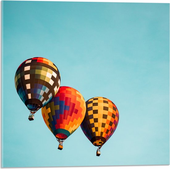 WallClassics - Acrylglas - Gekleurde Luchtballonnen in de Lucht - 50x50 cm Foto op Acrylglas (Met Ophangsysteem)