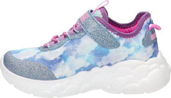 Blauwe, witte en roze kindersneaker met wolkendessin, glitters en paarse accenten.