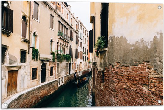Tuinposter – Gondel op Water in Smal Steegje van Venetië - 90x60 cm Foto op Tuinposter (wanddecoratie voor buiten en binnen)