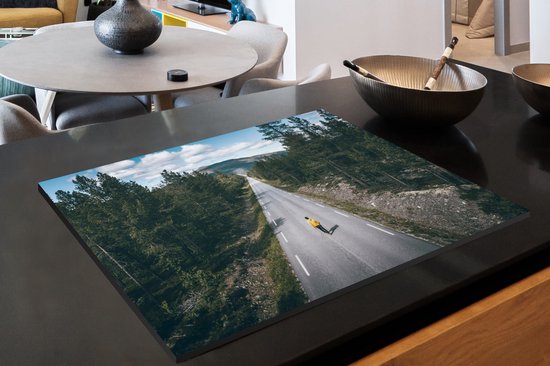 KitchenYeah® Inductie beschermer 77x51 cm - Eenzaam in de bossen van Noorwegen - Kookplaataccessoires - Afdekplaat voor kookplaat - Inductiebeschermer - Inductiemat - Inductieplaat mat