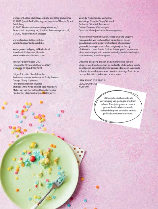 Boekpagina met op de achtergrond een groene schaal met gebak en gekleurde sprinkles