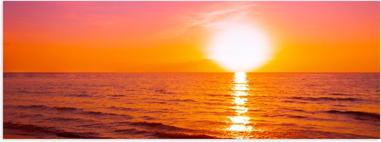 Poster (Mat) - Feloranje Zonsondergang bij Rozekleurige Lucht boven Zeewater - 90x30 cm Foto op Posterpapier met een Matte look
