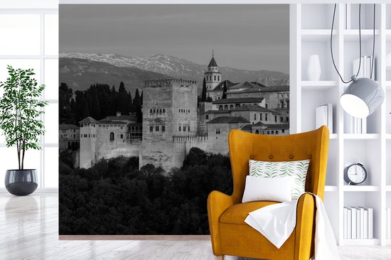 Behang - Fotobehang Zwart-wit beeld verlichte muren van het Alhambra in Spanje - Breedte 300 cm x hoogte 300 cm - Nr1Wallpaper