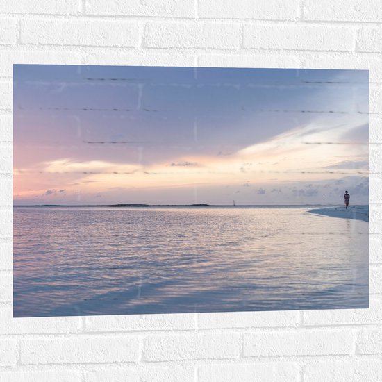 WallClassics - Muursticker - Vrouw tijdens Strandwandeling tegen de Avond - 80x60 cm Foto op Muursticker