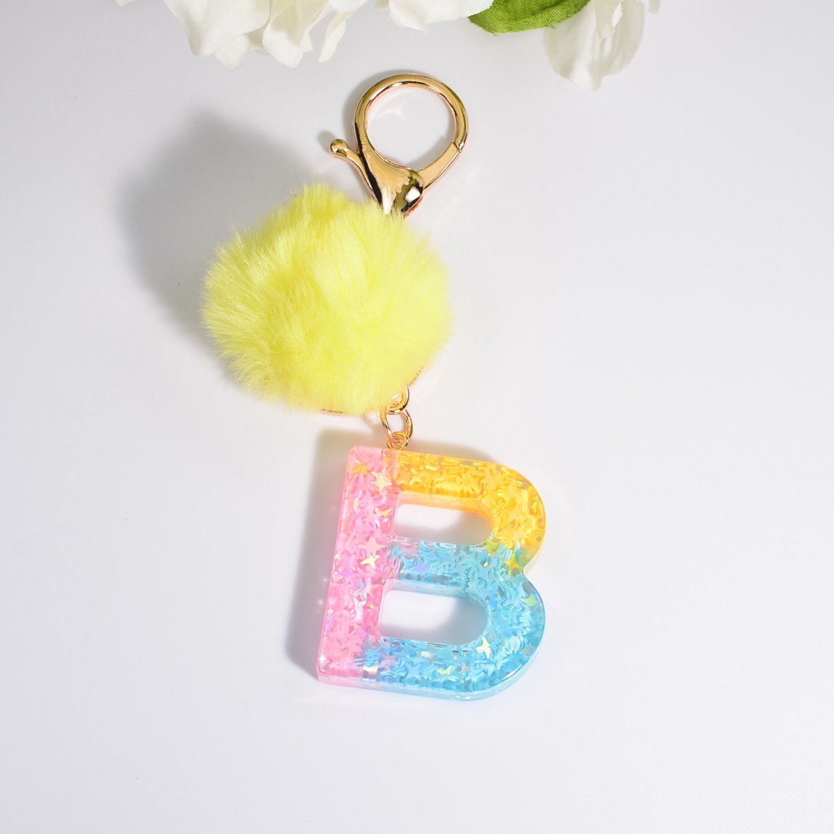 Sleutelhangers of voor je tas van A tot Z - met een pompon of kwastje - met letter - mooi design - handgemaakt - sleutelhangers - design - mode - goud - zwart - blauw - roze- rood