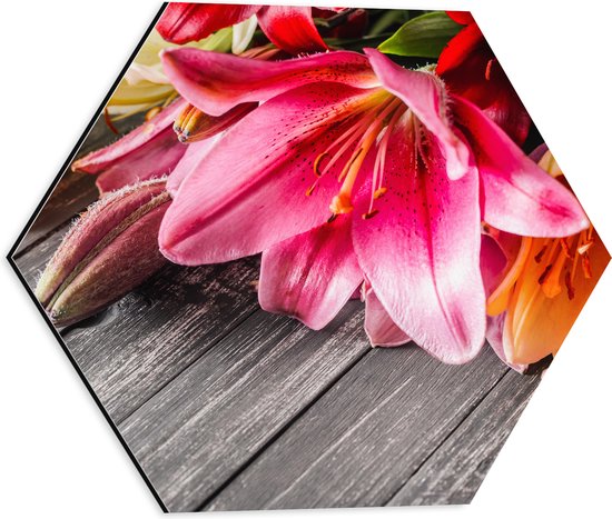 Dibond Hexagon - Boeket van Verschillende Bloemen Liggend op Houten Tafel - 40x34.8 cm Foto op Hexagon (Met Ophangsysteem)