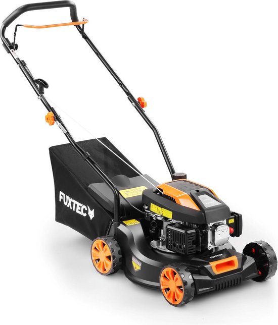Schuine weergave van de FUXTEC grasmaaier, zwart met oranje wielen en grasopvangzak.