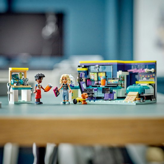 Twee LEGO Friends minipoppetjes met een hondje bij Nova's kamer speelgoedset.