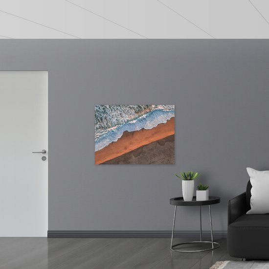 WallClassics - Poster Glanzend – Bovenaanzicht van Golven stromend over het Strand - 100x75 cm Foto op Posterpapier met Glanzende Afwerking