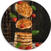 Dibond Wandcirkel - Verrukkelijke Pannenkoeken met Aardbeien - 50x50cm Foto op Aluminium Wandcirkel (met ophangsysteem)