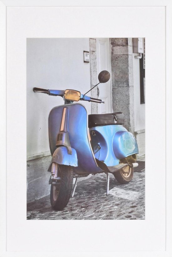 Scooter Vespa bleu garé dans une rue pavée, encadré dans un cadre blanc avec un passe-partout blanc.