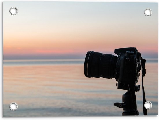Tuinposter – Fotocamera met Zonsondergang  - 40x30cm Foto op Tuinposter  (wanddecoratie voor buiten en binnen)