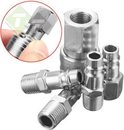 Een set metalen luchtkoppelingen en nippel-adapters, waarvan er één door een hand wordt vastgehouden.