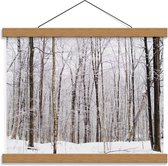 Schoolplaat – Besneeuwde Bomen in het Bos - 40x30cm Foto op Textielposter (Wanddecoratie op Schoolplaat)