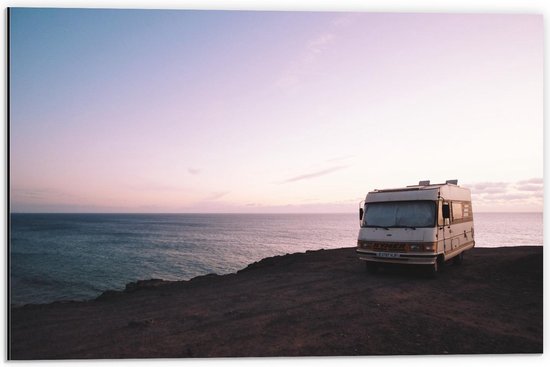 Dibond - Camper Geparkeerd Langs het Strand Met de Zee op de Achtergrond - 60x40cm Foto op Aluminium (Wanddecoratie van metaal)