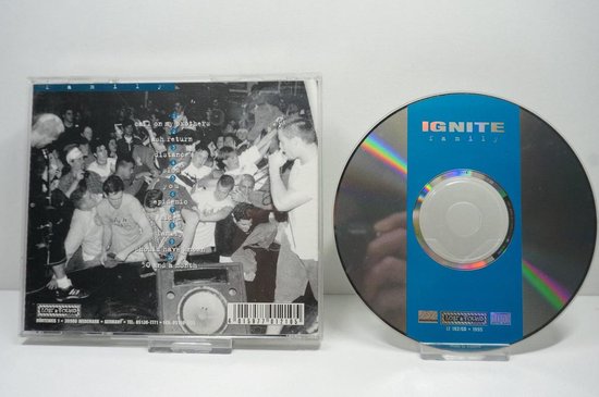 CDhoes en CD van "Family" van Ignite. De CD heeft een blauw gestreept design met de titel "Ignite Family".