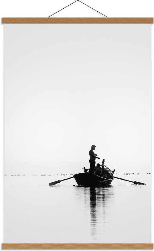 Schoolplaat – Man op Vissersbootje (zwart/wit) - 60x90cm Foto op Textielposter (Wanddecoratie op Schoolplaat)