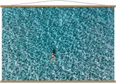 Schoolplaat – Vrouw aan Oppervlak van Water - 150x100cm Foto op Textielposter (Wanddecoratie op Schoolplaat)