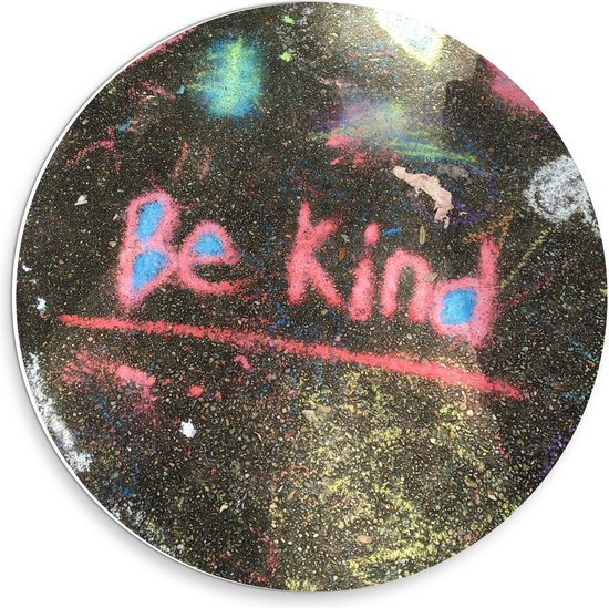Forex Wandcirkel - Stoep onder Gekleurd met Stoepkrijt met tekst ''Be Kind'' - 30x30cm Foto op Wandcirkel (met ophangsysteem)