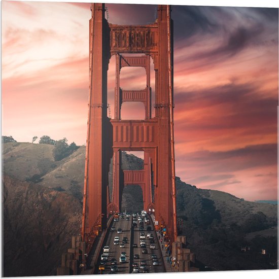 Acrylglas - Golden Gate Bridge met Auto's - California - Amerika - 80x80cm Foto op Acrylglas (Met Ophangsysteem)
