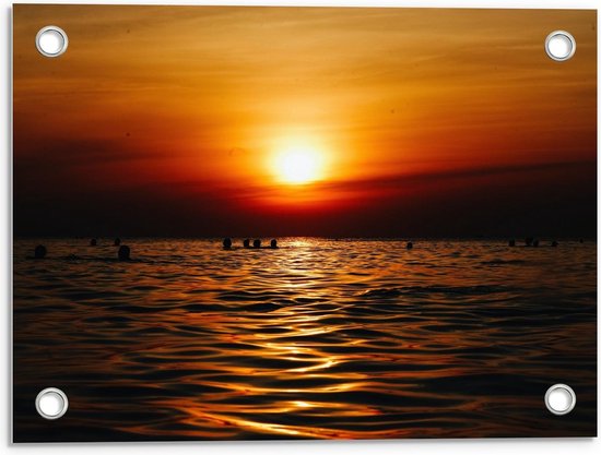 Tuinposter – Mensen in Zee tijdens Zonsondergang - 40x30cm Foto op Tuinposter  (wanddecoratie voor buiten en binnen)