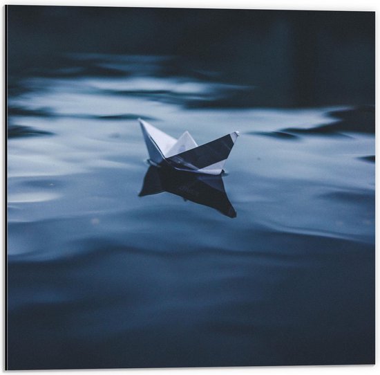 Dibond - Papieren Bootje in Blauw Water - 50x50cm Foto op Aluminium (Met Ophangsysteem)