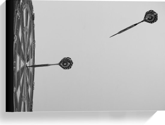 Canvas  - Dartbordmet Vliegende Dartpijl (zwart/wit) - 40x30cm Foto op Canvas Schilderij (Wanddecoratie op Canvas)