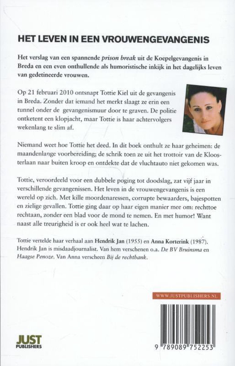Achterkant boek "Tottie's Vlucht". Portretfoto van een vrouw. Tekst: "Het leven in een vrouwengevangenis".