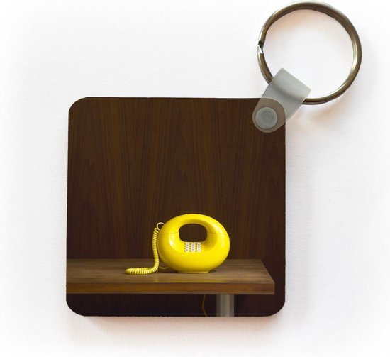 Bewust worden Thriller onderdelen Sleutelhanger - Een gele retro telefoon op een houten tafel - Plastic |  bol.com