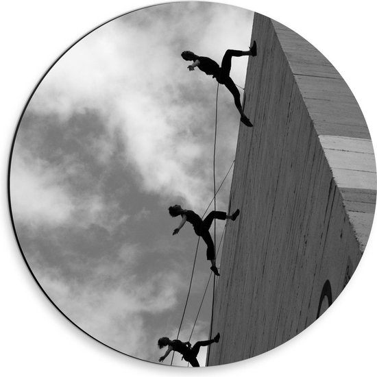 Dibond Wandcirkel - Dansende Mensen tegen Gebouw (zwart/wit) - 30x30cm Foto op Aluminium Wandcirkel (met ophangsysteem)