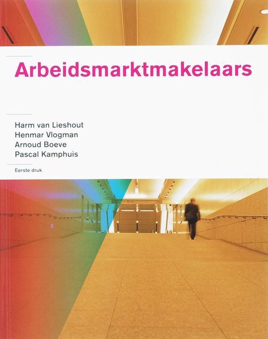Boekomslag met de titel 'Arbeidsmarktmakelaars' in roze letters. Een man loopt weg in een moderne gang met een regenboogkleurige baan.