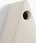 Close-up van een lichtbeige, driehoekig vogelhuisje met ronde ingang.