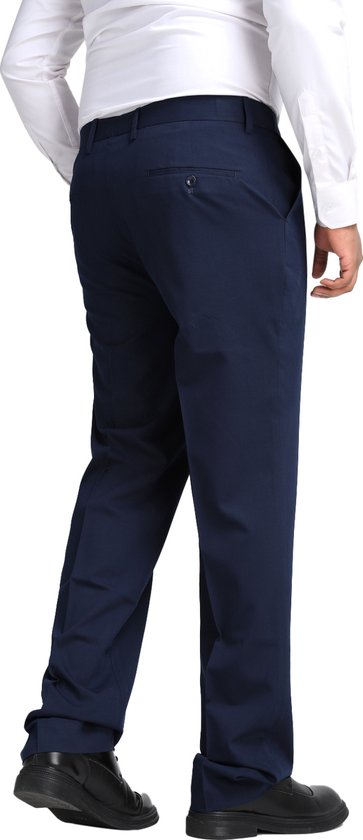 Man in donkerblauw pakbroek, van achteren gezien, met witte blouse.