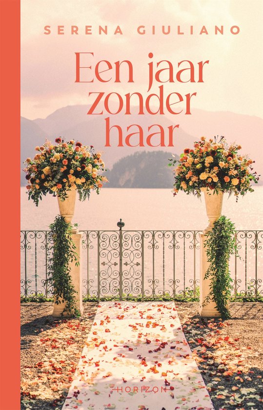 Boekcover: 'Een jaar zonder haar' van Serena Giuliano. Een trouwpad versierd met bloemen en bladeren, met aan weerszijden grote vazen met bloemstukken.
