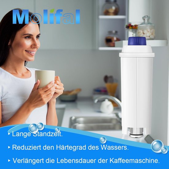 Witte waterfilter met blauwe dop, naast een vrouw die koffie drinkt. "Lange standtijd".