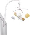 Muziekmobiel met een Miffy-konijn, zon, wolk en vlieger boven een babybedje.