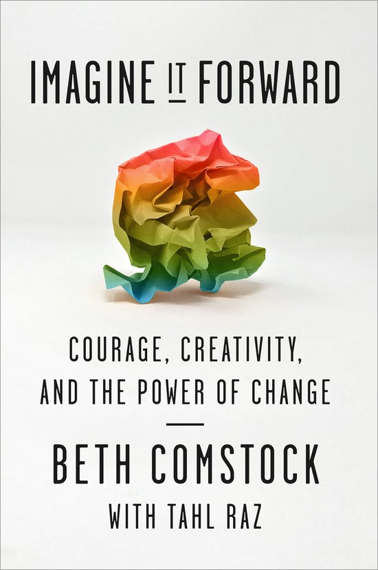 Boekcover met de titel 'IMAGINE IT FORWARD', een gekreukeld gekleurd papiertje en 'COURAGE, CREATIVITY, AND THE POWER OF CHANGE' door BETH COMSTOCK.