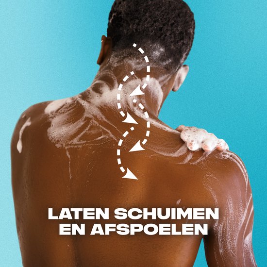Bovenlichaam van een donkergetinte man met schuim, met pijlen die de douchegel aanbrengen aangeven.