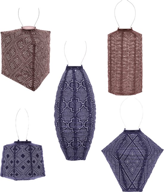 Set van 5 lampionnen in verschillende vormen en kleuren (bruin, donkerblauw) met open, decoratieve patronen.