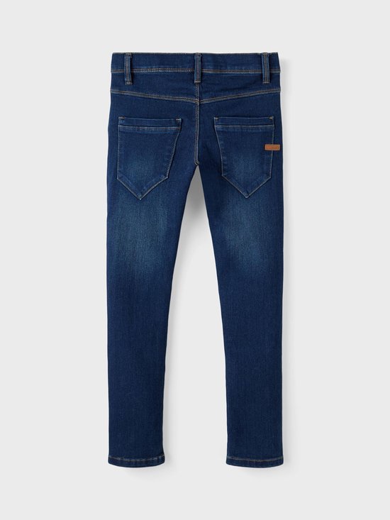 Donkerblauwe jeans van Name It, achterkant met twee zakken en een bruin label.