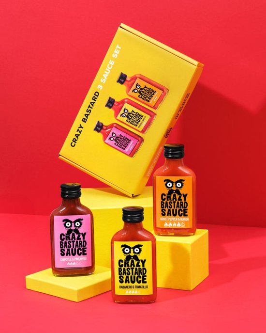 Drie Crazy Bastard sauzen: paars (Chipotle & Ananas), rood (Habanero & Tomatillo) en oranje (Ghost Pepper & Mango).