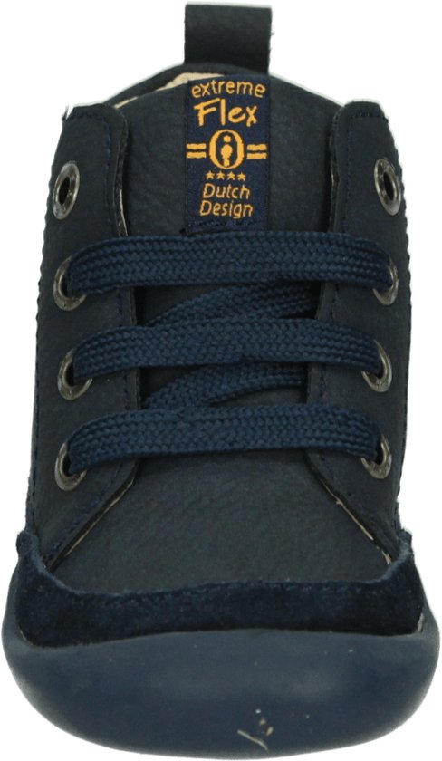 Voorkant van een donkerblauwe leren veterschoen met gele opdruk 'extreme Flex'.