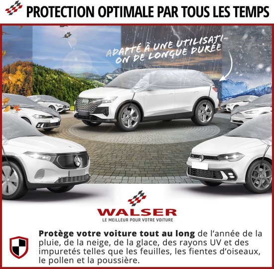 Een witte auto onder een doorzichtige Walser autohoes, omringd door andere auto's, in een landschap met herfstbladeren, zonlicht, regen en sneeuw.