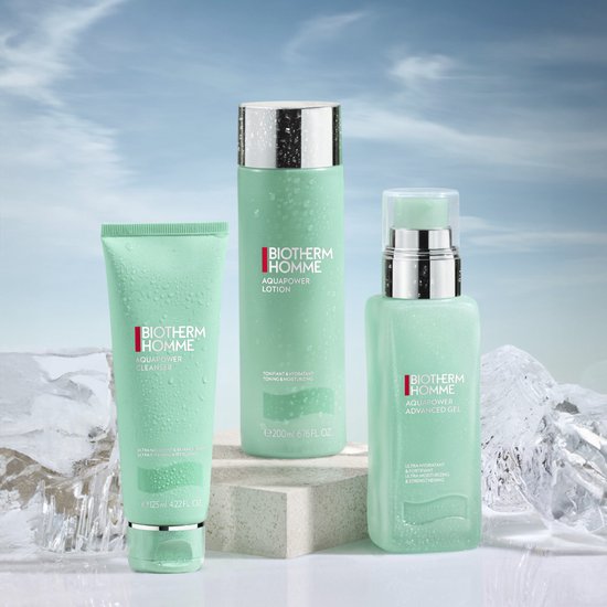 Drie Biotherm Homme Aquapower producten: reiniger, lotion en gel, op stenen sokkels.