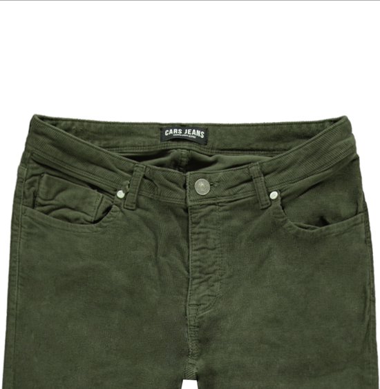 Detail van de tailleband van een groene corduroy broek met merklabel 'CARS JEANS'.